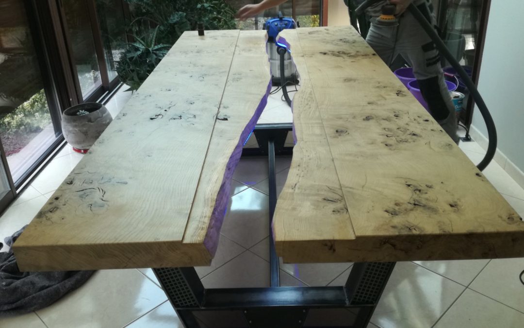 Des tables composées de bois et d’époxy