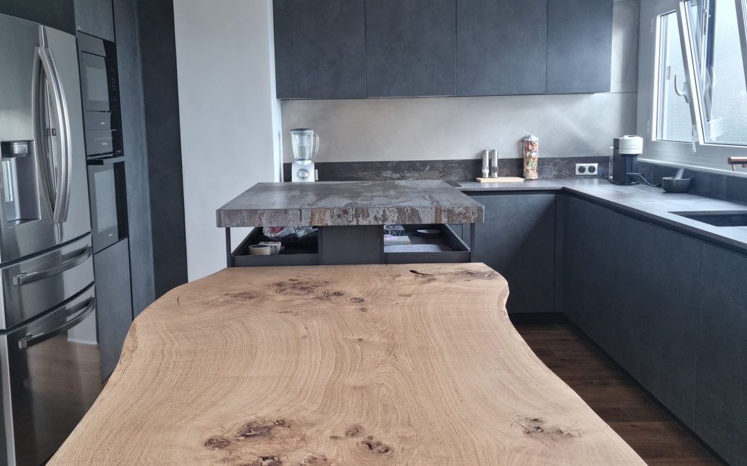 TABLE DE CUISINE LIVE EDGE EN CHENE MASSIF