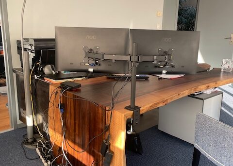 Bureau en noyer massif Bureau en noyer massif d'exception