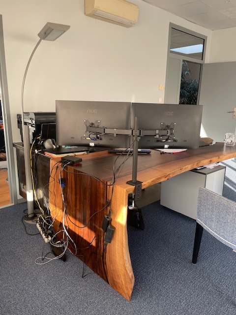 Bureau en noyer massif d'exception