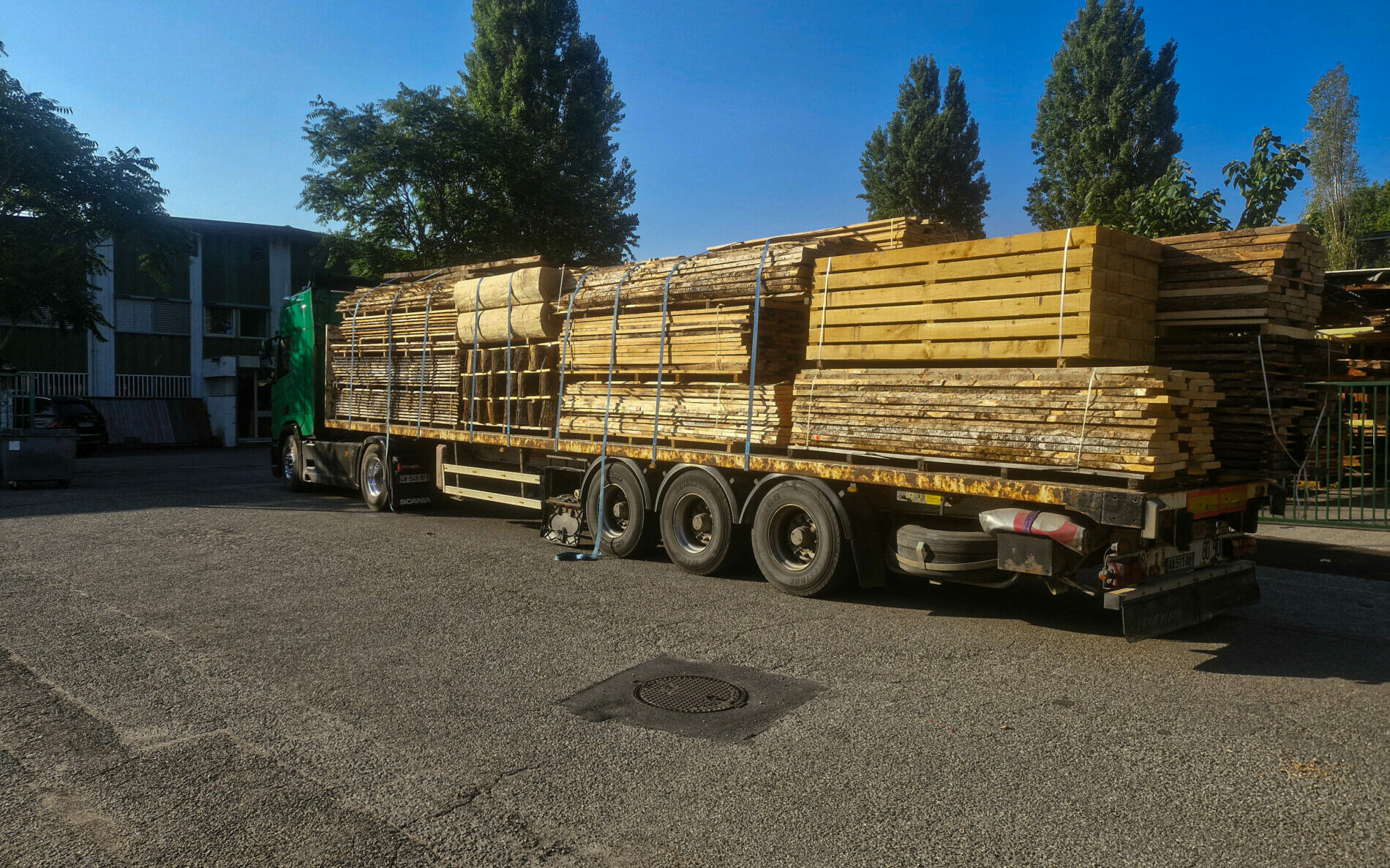 Commande de différentes essences de bois massif Livraison d'un camion de bois massif