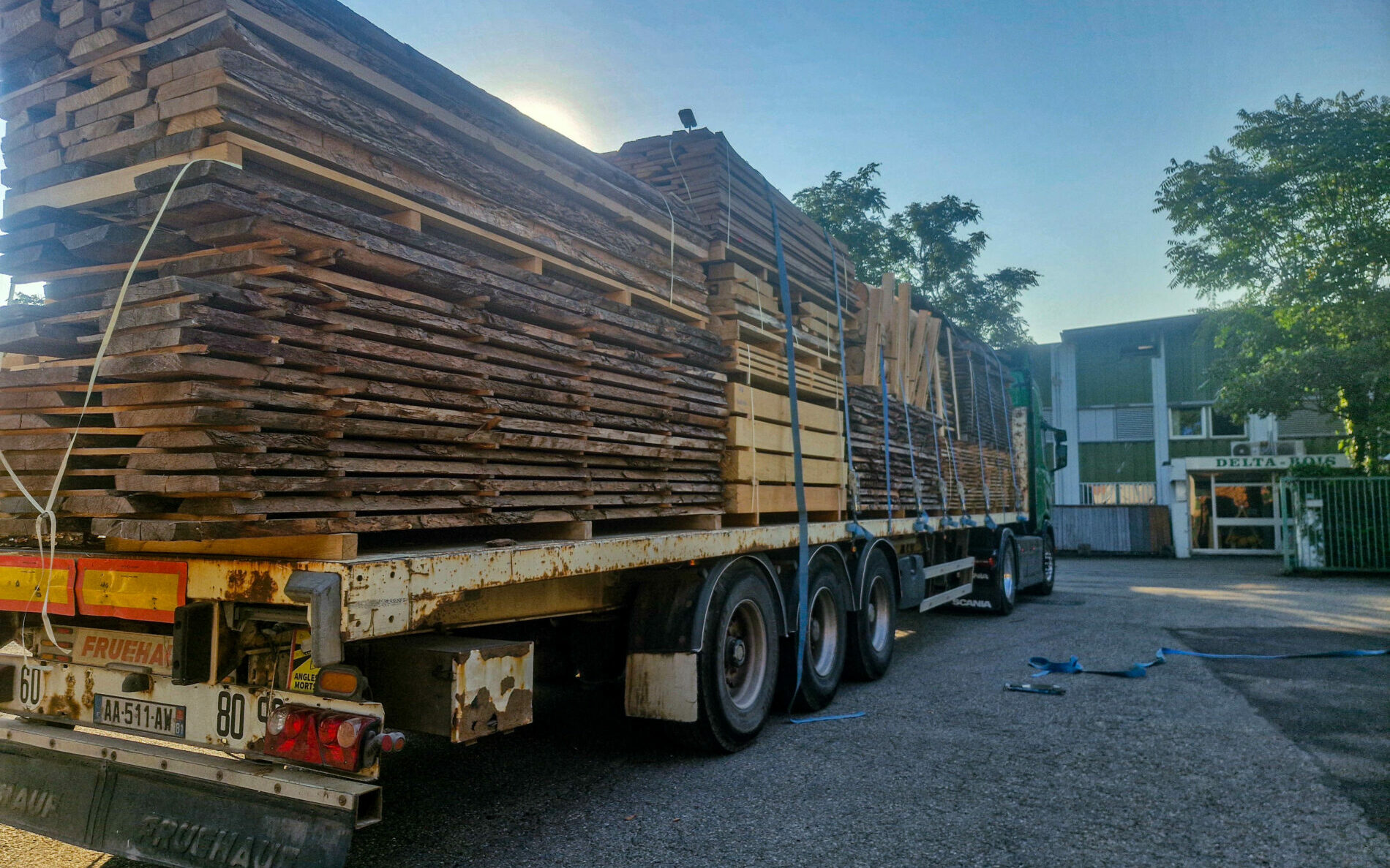 Commande bois massif Livraison d'un camion de bois massif